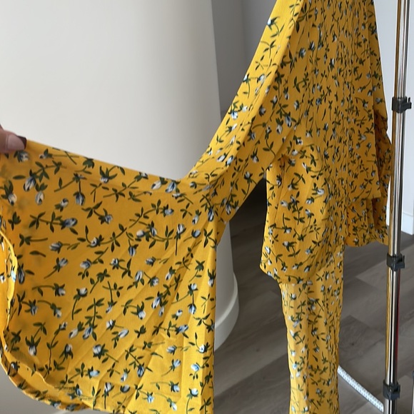 YELLOW FLORAL BLOUSE WITH FRONT TIE AND BELL SLEEVES - Picture 5 of 5